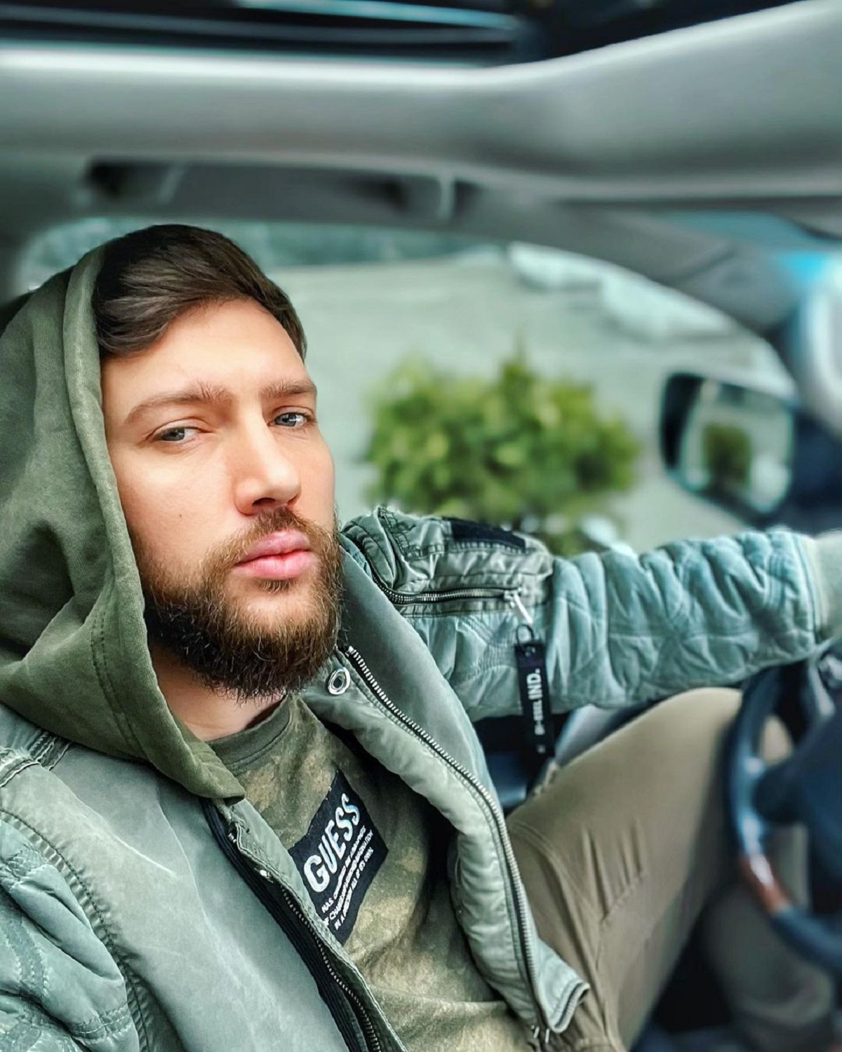 Популярный украинский певец женится на своем менеджере: пара вместе четрые года